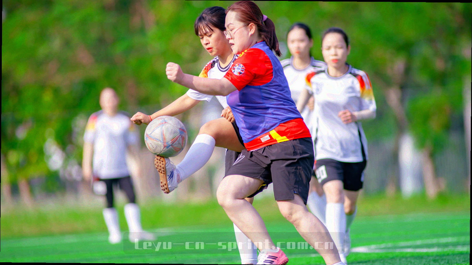 低角度广角赛场画面，运动人影带动态模糊，整体冷色调，右侧留出深色区域便于压字